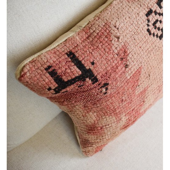 Vintage Berber vloerkleed kussen in roze, unieke handgemaakte Marokkaanse eyecatcher voor woon- of slaapkamer.