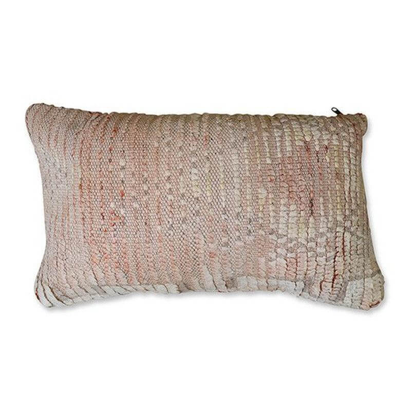 Luxe handgemaakt Marokkaans kussen van vintage Berberkleed, unieke decoratie voor woon- of slaapkamer.