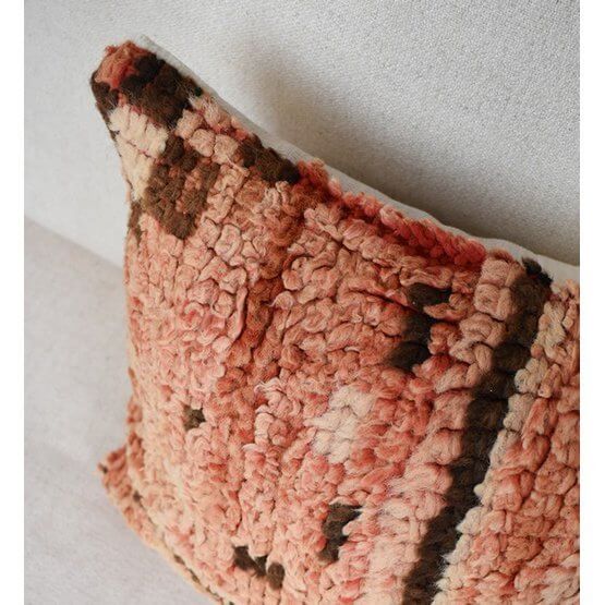 Vintage Marokkaans kussen van Berberkleed, uniek handgemaakt kunstwerk. Perfect voor woon- of slaapkameraccenten.