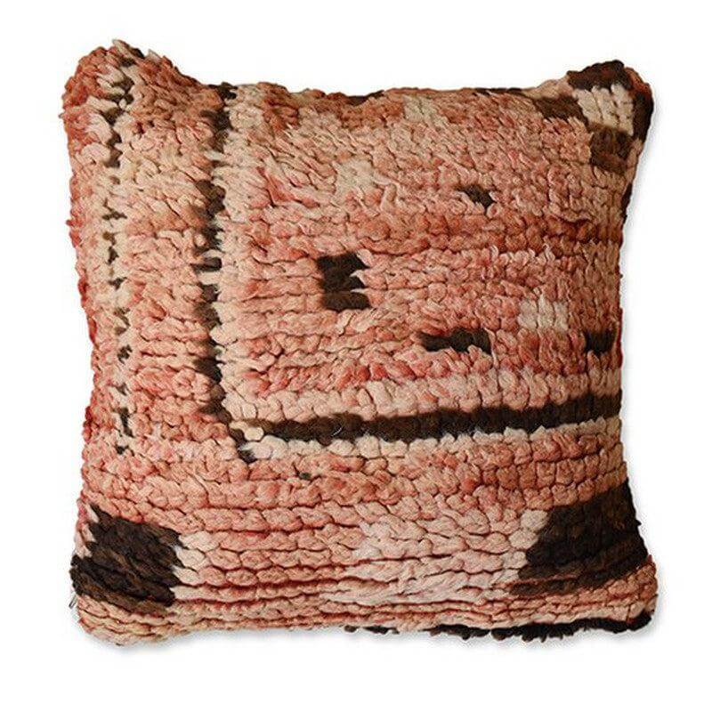 Alt Tag: Uniek handgemaakt Marokkaans kussen van vintage Berberkleed, perfecte eyecatcher voor woon- of slaapkamer.