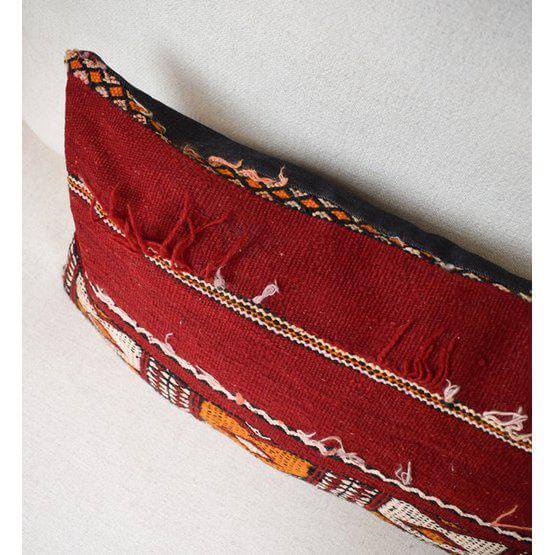 Rood Marokkaans kussen gemaakt van vintage Berberkleed, unieke handgemaakte woondecoratie, kleurrijk en opvallend design.