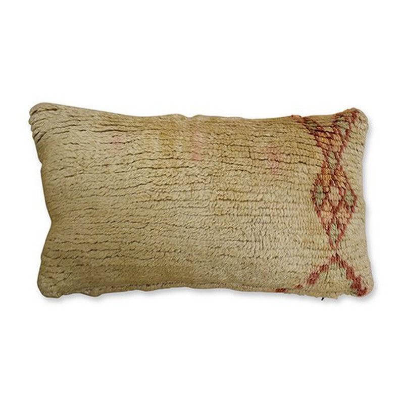 Authentiek Marokkaans kussen van vintage Berberkleed, perfecte eyecatcher voor bohemian sfeer in woon- of slaapkamer.