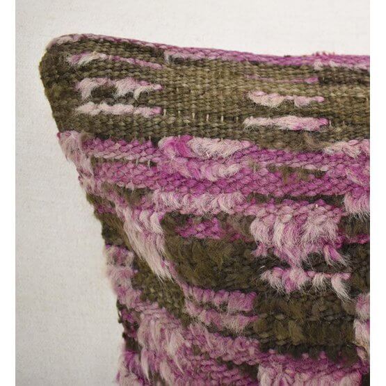 Marokkaans kussen P615 van vintage Berberkleed in roze en groene tinten, perfecte eyecatcher voor een bohemian sfeer in huis.