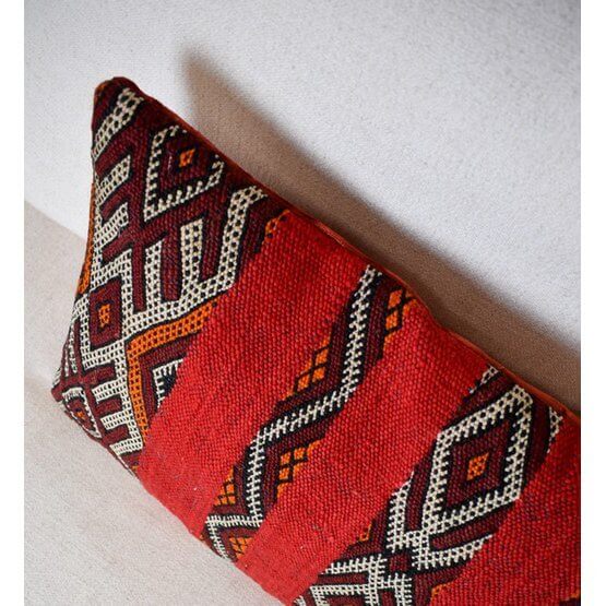Marokkaans kussen van vintage Berberkleed in rood en zwart patroon, unieke handgemaakte eyecatcher voor woon- of slaapkamer.