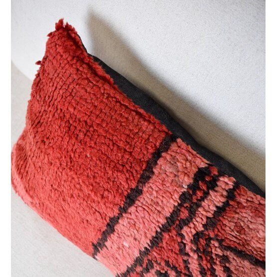 Handgemaakt rood Marokkaans kussen van vintage Berberkleed, een unieke toevoeging aan je woon- of slaapkamerinterieur.