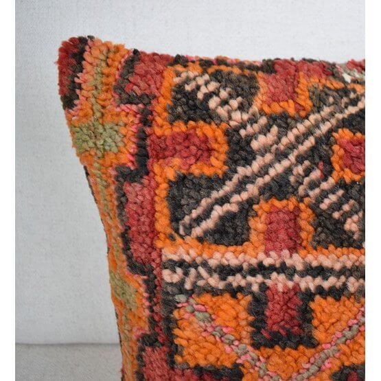 Handgemaakt Marokkaans kussen P705 met kleurrijk Berber design, uniek vintage item voor woonkamer of slaapkamer, echte eyecatcher.