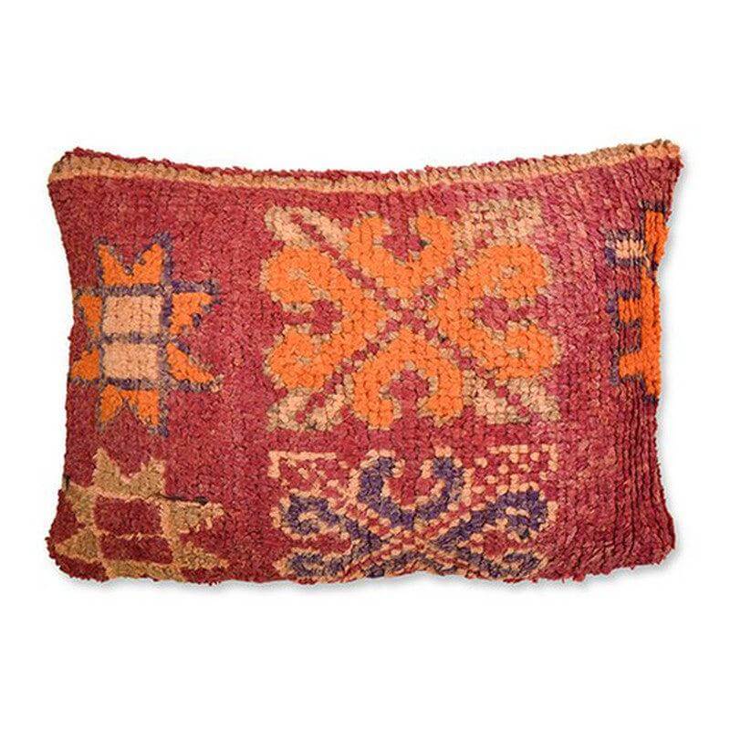 Handgemaakt Marokkaans kussen van vintage Berberkleed in rood en oranje, uniek woonaccessoire.