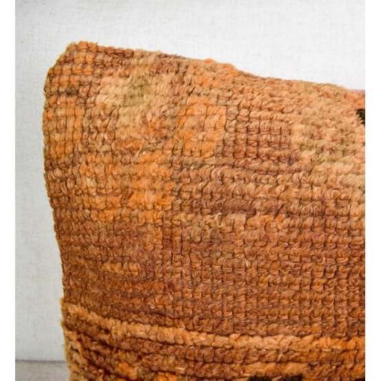 Handgemaakt Marokkaans kussen van vintage Berberkleed in warme aardetinten, unieke woondecoratie voor elke ruimte.