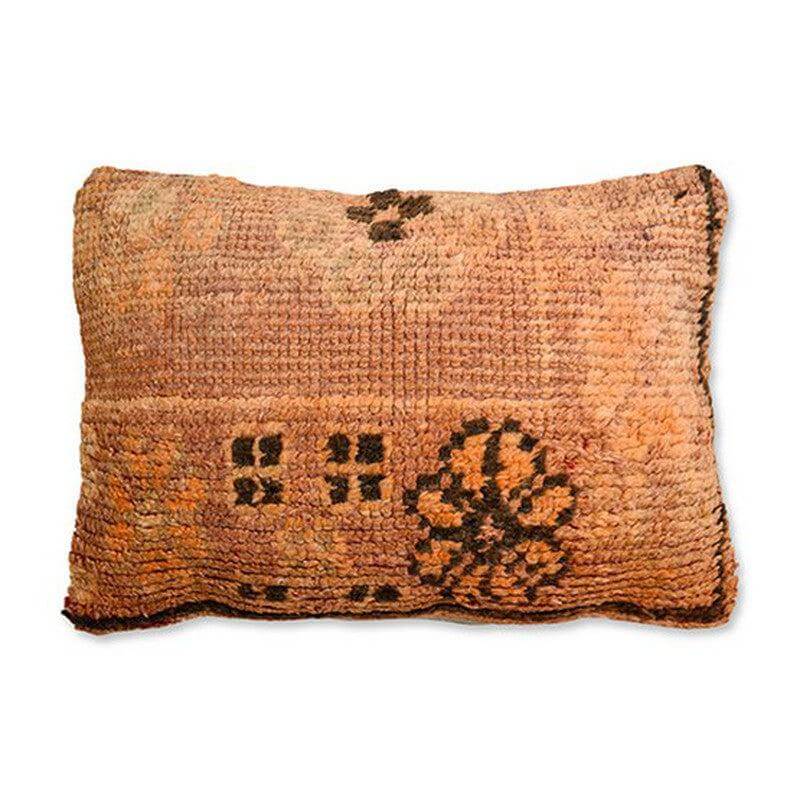 Handgemaakt Marokkaans kussen gemaakt van vintage Berberkleed, uniek ontwerp in warme kleuren voor woon- of slaapkamerdecor.