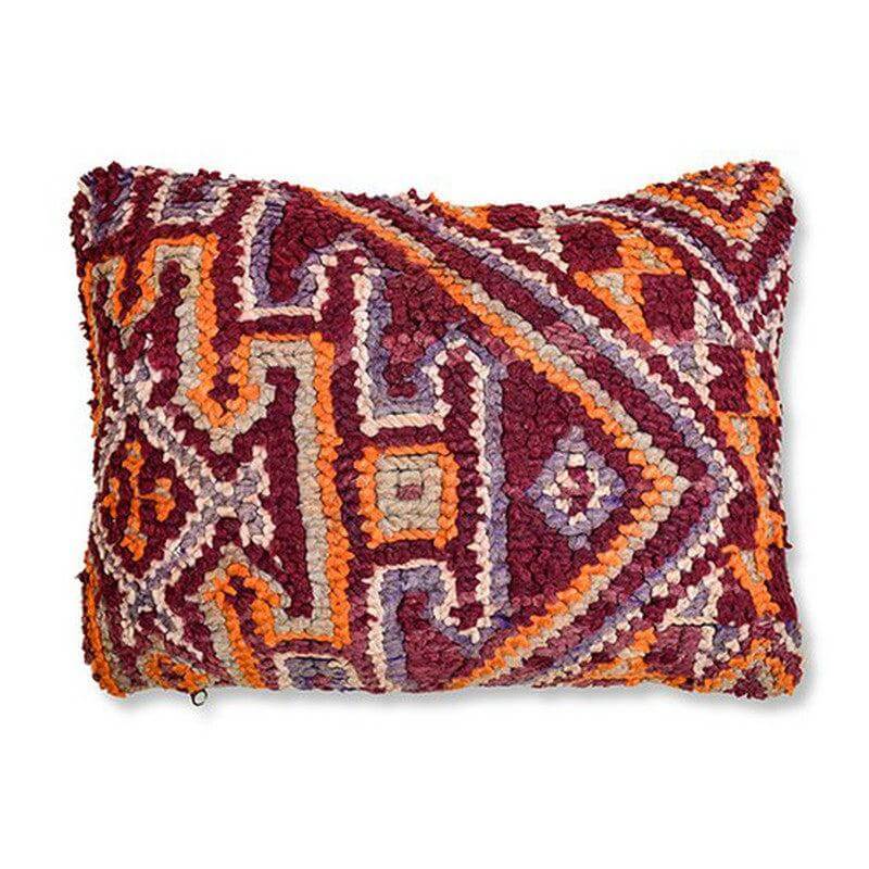 Kleurrijk Marokkaans kussen van vintage Berberkleed met unieke patronen, handgemaakt voor een opvallende touch in je interieur.