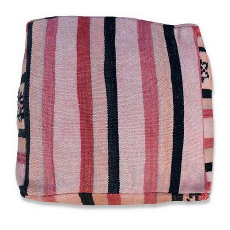 Marokkaans vloerkussen K1017 met bohemian strependesign, gemaakt van vintage Berberkleed, voor een unieke sfeer in huis.