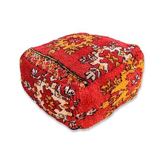 Marokkaans vloerkussen K1062, handgemaakt van vintage Berberkleed, uniek met bohemian uitstraling, rood en geel patroon.