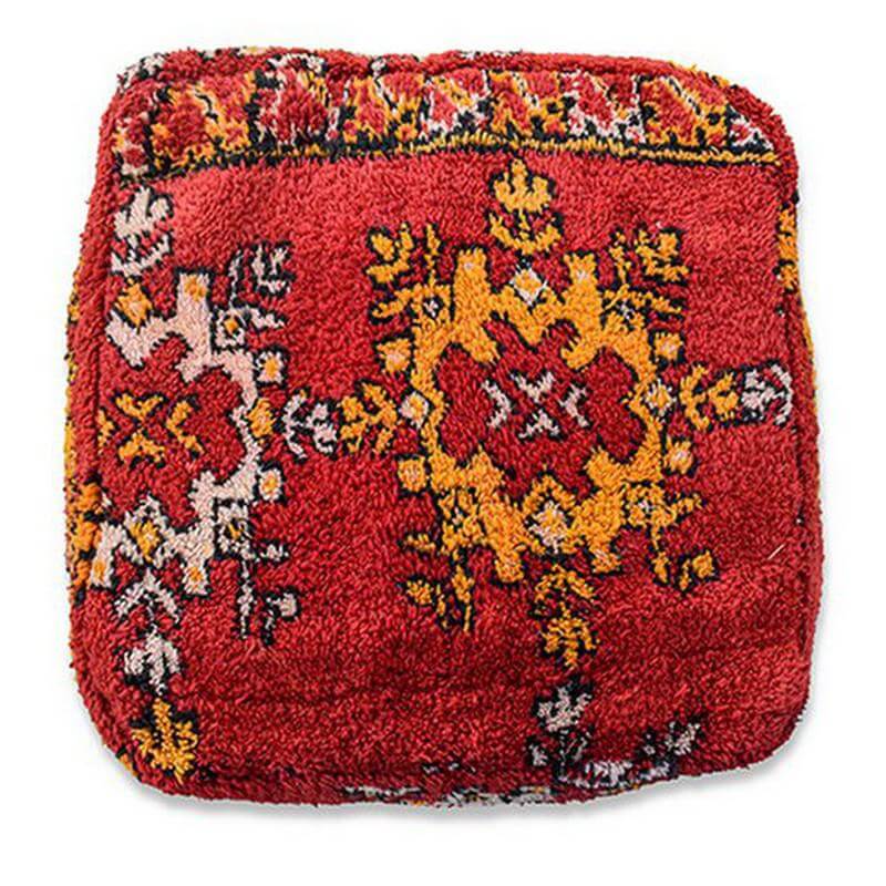 Rood Marokkaans vloerkussen K1062 met kleurrijk Berberpatroon, uniek en handgemaakt, perfect voor een bohemian sfeer thuis.