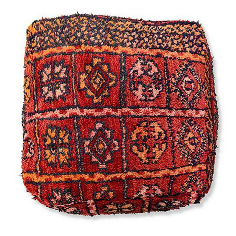 Uniek Marokkaans vloerkussen K1074 in rood met bohemian patroon, handgemaakt van vintage berberkleed, sfeervol en origineel.