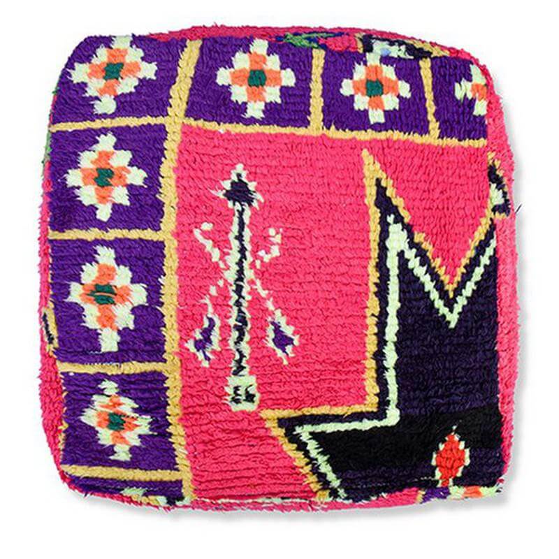 Alt Tag: Marokkaans vloerkussen K1099 met kleurrijk bohemian patroon, handgemaakt van vintage berberkleed, uniek woondecoratiestuk.