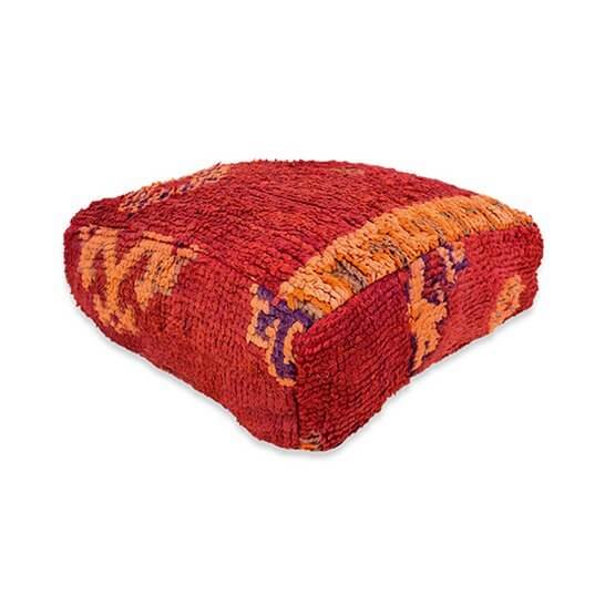 Charme van Marokko: Handgemaakt Marokkaans vloerkussen - K1119 in rood en oranje, perfect voor elke interieurstijl.