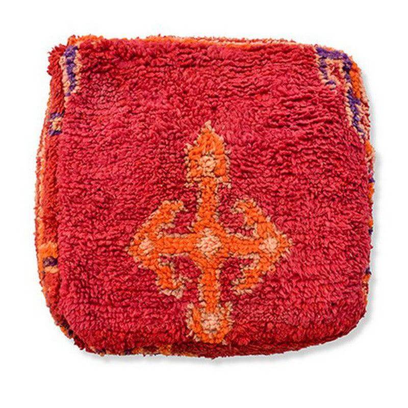 Marokkaans vloerkussen in rood met boho patroon, uniek handgemaakt van vintage berberkleed. Prachtige toevoeging voor elk interieur.