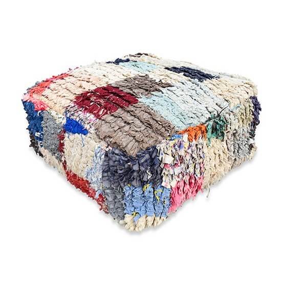 Marokkaans vloerkussen K1158 met een kleurrijk patchwork design, handgemaakt van een vintage Berberkleed voor een unieke bohemian look.