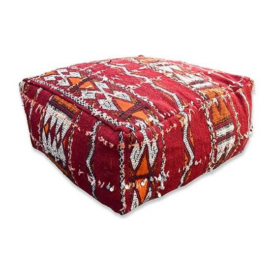 Uniek Marokkaans vloerkussen gemaakt van vintage berberkleed met opvallende bohemian patronen, ideaal voor woon- en slaapkamer.