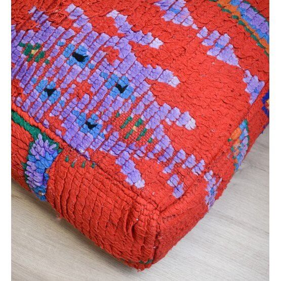 Uniek handgemaakt Marokkaans vloerkussen van vintage Berberkleed in rode en paarse tinten, perfecte bohemian eyecatcher.