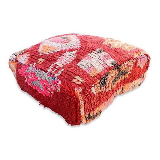 Vibrant Marokkaans vloerkussen, handgemaakt van vintage berberkleed, in rood en roze tinten. Perfect voor een bohemian sfeer.