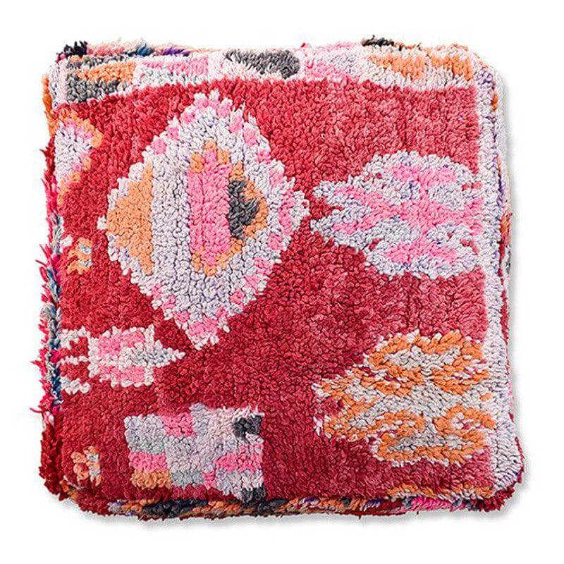 Uniek Marokkaans vloerkussen in bohemian stijl, handgemaakt van vintage berberkleed met kleurrijke patronen. Eyecatcher voor je interieur.