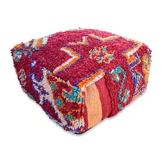 Uniek Marokkaans vloerkussen van vintage berberkleed, kleurrijk en handgemaakt voor een bohemian sfeer in huis.