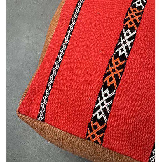 Marokkaans vloerkussen met traditionele geometrische patronen op een rode achtergrond, perfect voor een cultureel tintje in je interieur.
