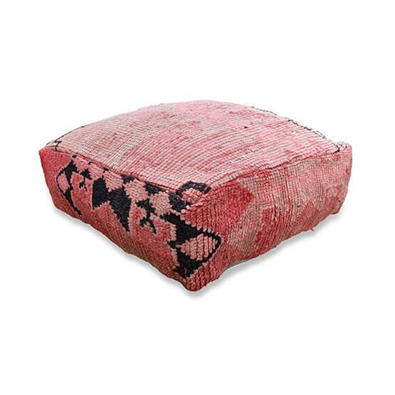 Marokkaans vloerkussen K769, uniek handgemaakt uit vintage Berberkleed, in roze tinten voor bohemian sfeer in huis.