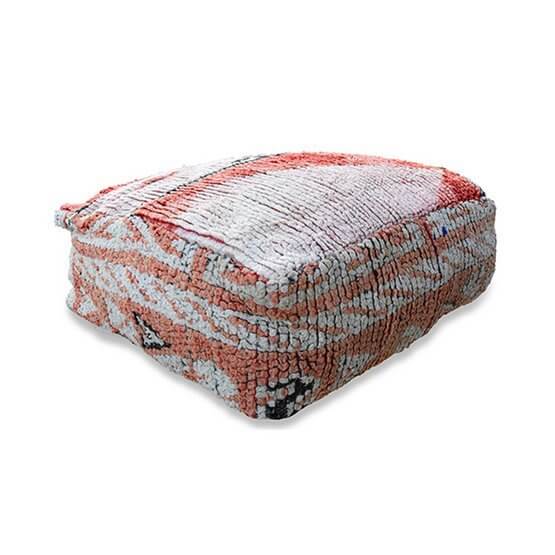 Marokkaans vloerkussen K770, uniek handgemaakt vintage kussen, bohemian sfeer, gemaakt van berberkleed, kleurrijk design.