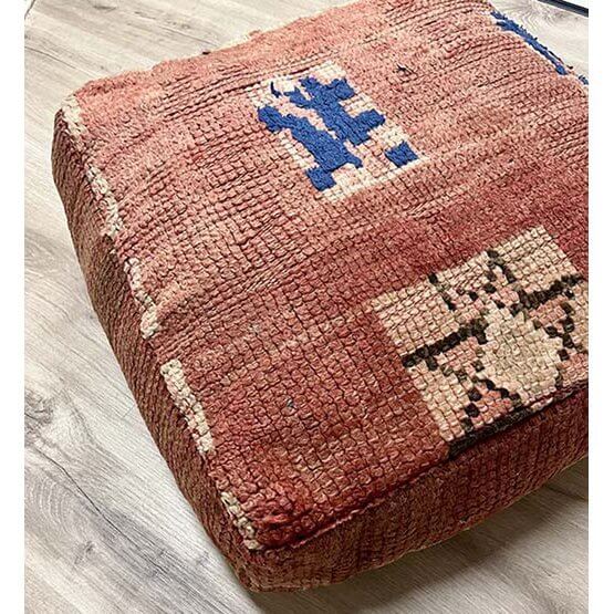 Marokkaans vloerkussen K773, handgemaakt van vintage Berberkleed, unieke bohemian sfeer voor woon- of slaapkamer.