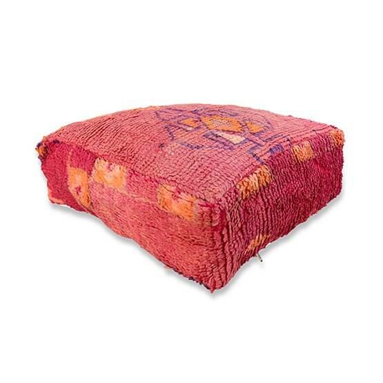 Marokkaans vloerkussen K801, uniek bohémien vintage design gemaakt van Berberkleed, rood en oranje tinten voor sfeervolle ruimtes.
