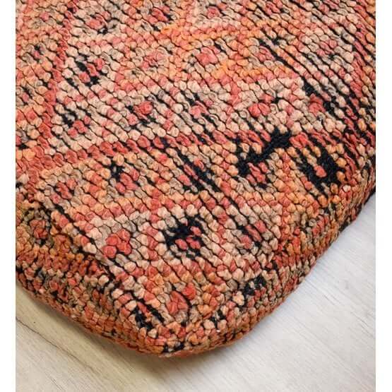 Marokkaans vloerkussen K803, handgemaakt van vintage berberkleed in bohemian stijl voor sfeervolle woonkamer of slaapkamer.