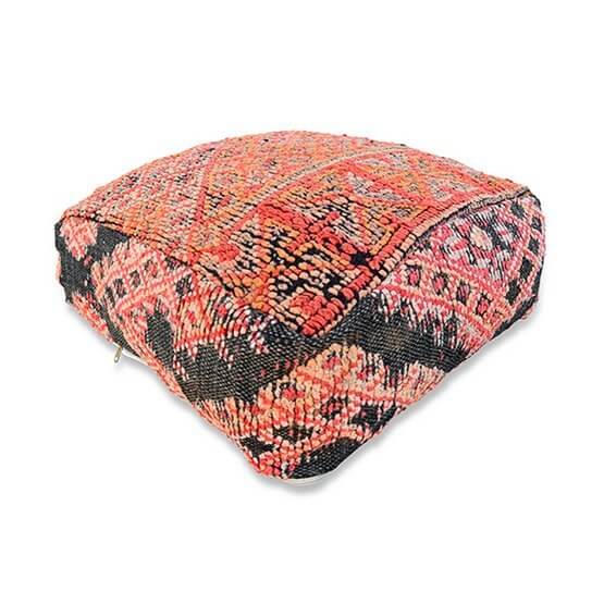 Uniek handgemaakt Marokkaans vloerkussen van vintage berberkleed, rood en zwart patroon. Bohemian stijl, ideaal voor woon- of slaapkamer.