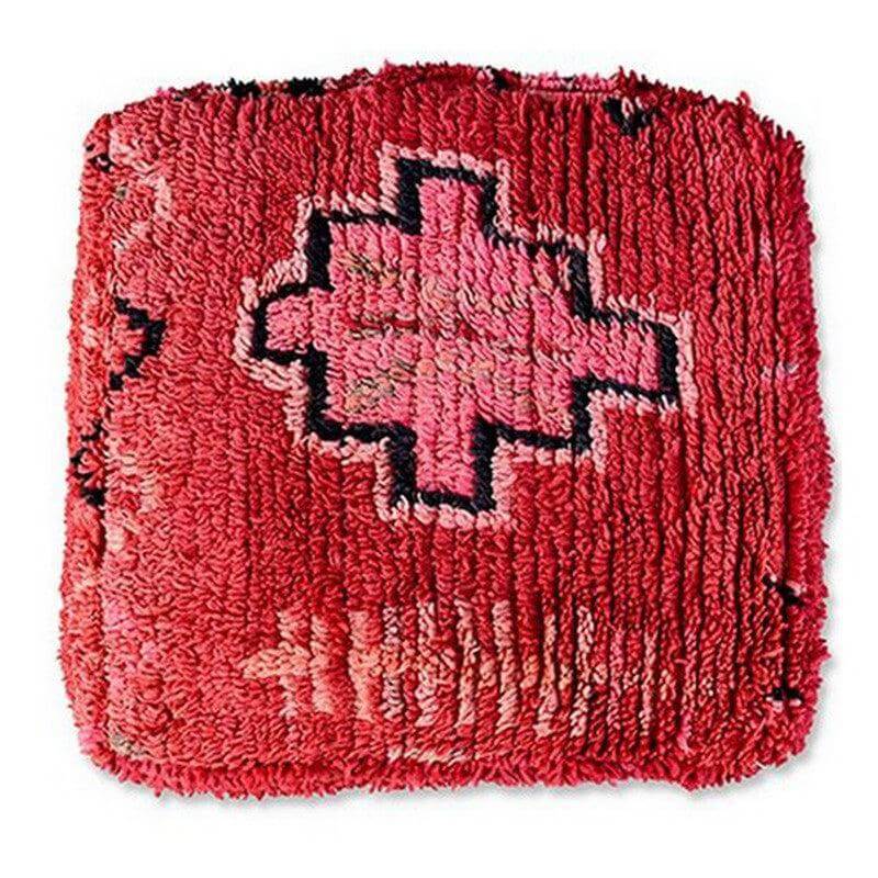 Marokkaans vloerkussen in levendig rood met bohemian patroon, handgemaakt van vintage Berberkleed, een uniek woondecoratie stuk.