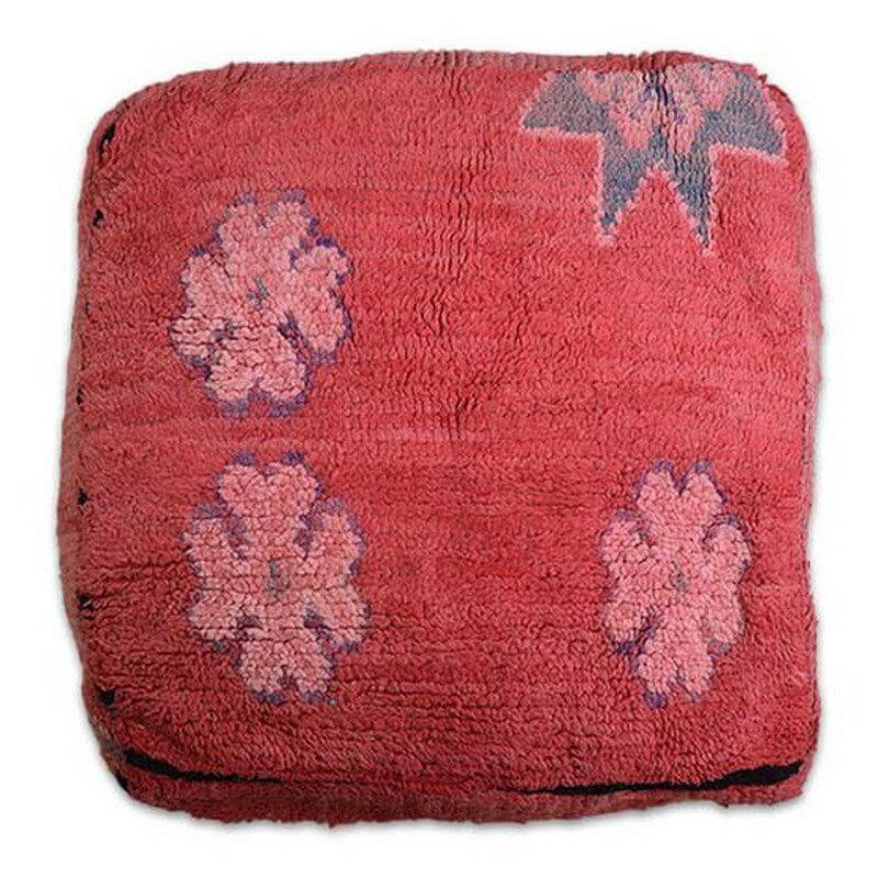 Marokkaans vloerkussen K818 met roze bloemmotieven en aardse kleuren, handgemaakt in Marokko. Ideale sfeermaker voor elk interieur.