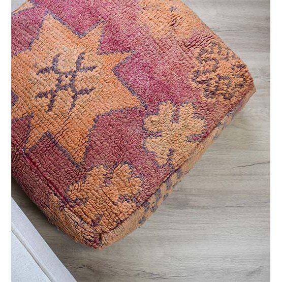 Marokkaans vloerkussen K825 met bohemian sfeer in warme kleuren, uniek vintage Berberdesign voor woon- of slaapkamerdecoratie.
