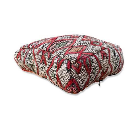 Handgemaakt Marokkaans vloerkussen K827 met bohemian stijlpatroon, een uniek vintage berberkleed design voor woon- en slaapkamer.