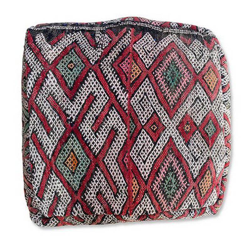 Uniek Marokkaans vloerkussen K827 met kleurrijk geometrisch patroon, handgemaakt van vintage Berberkleed voor een bohemian sfeer.