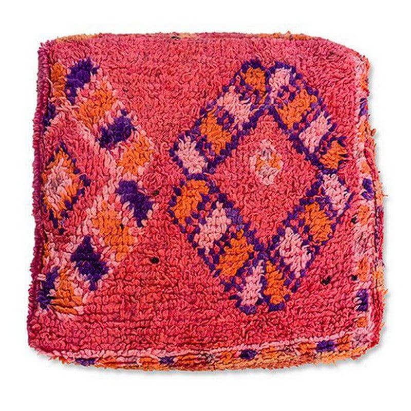 Handgemaakt Marokkaans vloerkussen in rood en oranje met traditionele patronen, perfecte aanvulling voor een warm interieur.