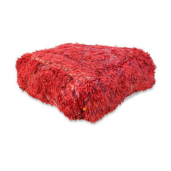Uniek Marokkaans vloerkussen K840 van berberkleed in bohemian stijl, kleur rood. Handgemaakt vintage kunstwerk voor huisdecor.