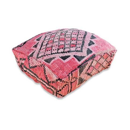 Marokkaans vloerkussen K849, uniek en bohemian, gemaakt van een vintage Berberkleed, voor een sfeervolle woon- of slaapkamer.