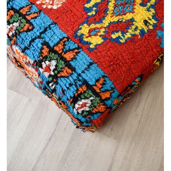 Uniek handgemaakt Marokkaans vloerkussen K851, kleurrijk bohemian design van vintage berberkleed, eyecatcher voor je interieur.