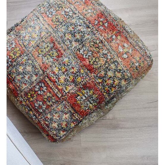 Marokkaans vloerkussen van vintage Berberkleed, kleurrijk en uniek bohemian item voor woon- of slaapkamer. Handgemaakt, geen tweede van.