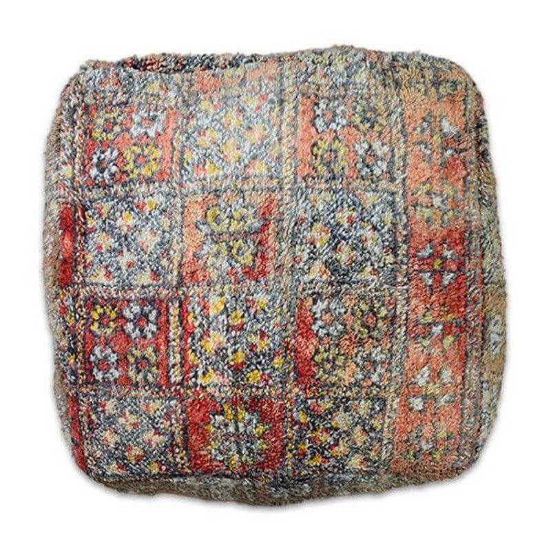 Marokkaans vloerkussen met kleurrijk bohemian patroon, handgemaakt van vintage berberkleed, uniek interieurstuk voor woon- of slaapkamer.