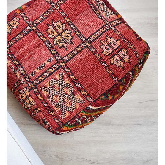 Marokkaans vloerkussen, handmade vintage design, uniek en kleurrijk, perfect voor bohemian sfeer in woon- of slaapkamer.