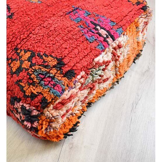 Marokkaans vloerkussen K877 met kleurrijk vintage berberontwerp, bohemian stijlelement voor woon- of slaapkamer.