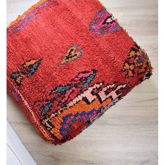 Marokkaans vloerkussen K877 in bohemian stijl met kleurrijk vintage Berber design, ideaal voor woonkamer of slaapkamer.