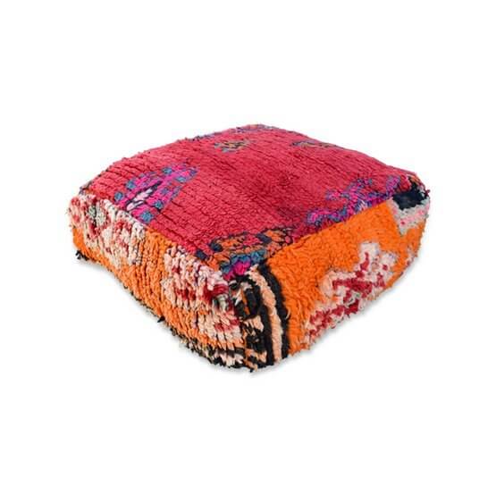 Marokkaans vloerkussen van vintage berberkleed met kleurrijk bohemian design, handgemaakt en uniek decoratief woonaccessoire.