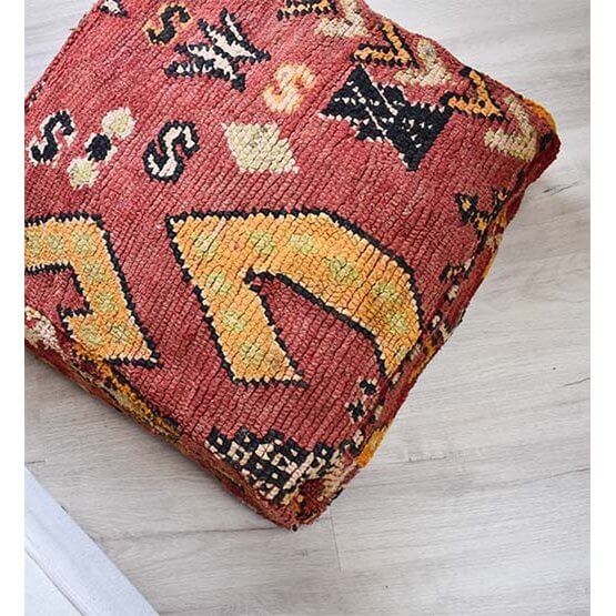 Rood Marokkaans vloerkussen K879 met vintage Berberpatroon, bohemian stijl voor woon- of slaapkamer, unieke handgemaakte decoratie.